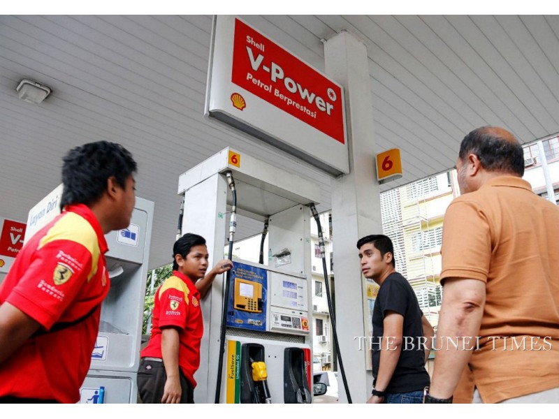 A customer buys petrol at an outlet in Kota Kinabalu, Jan 4, 2015. Picture: BT File