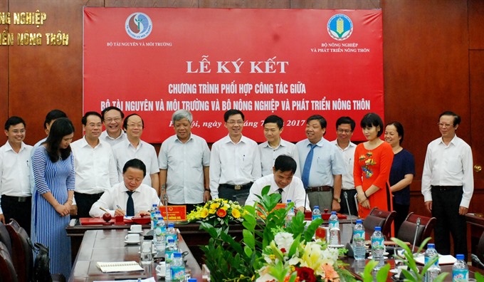 The co-operation agreement between Ministry of Agriculture and Rural Development and Ministry of Natural Resources and Environment was signed yesterday in Hà Nội. — VNS Photo To Nhu