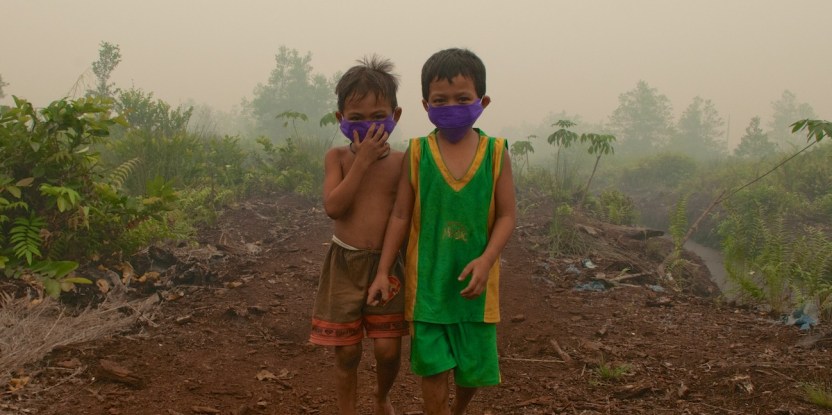 Children in Palangka Raya, Central Kalimantan wear masks when playing outside. Photo by Aulia Erlangga/ CIFOR