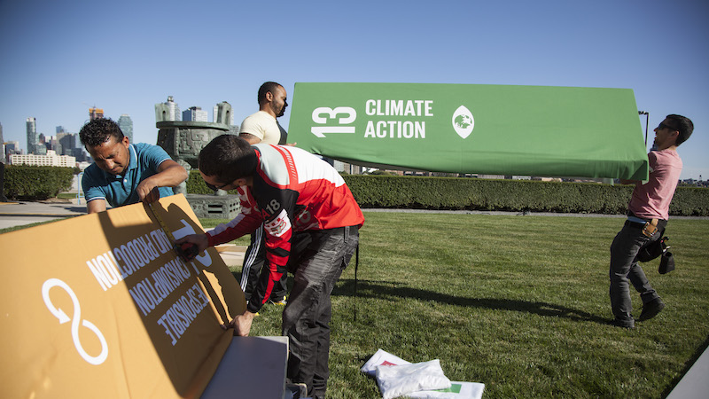 Workers set up for the UN climate action summit in New York (Photo: UN Photo/Ariana Lindquist)