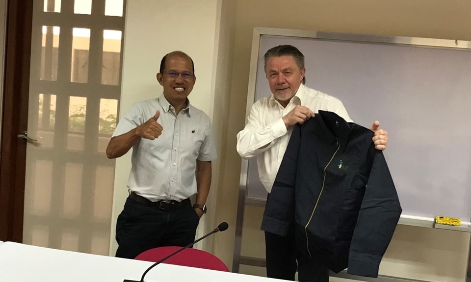 Dr. Nissila holds a commemorative jacket as part of SEARCA’s 55th Anniversary presented to him by Dr. Gregorio. (photo credit: SEARCA)