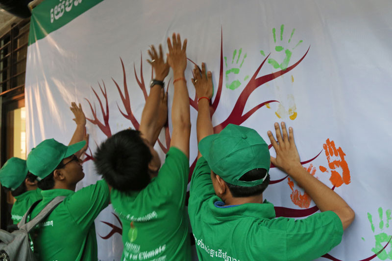 Students participate in the ‘Together for Climate’ event on Sunday at the Cambodia-Japan Cooperation Center in Phnom Penh. (Aria Danaparamita/The Cambodia Daily)